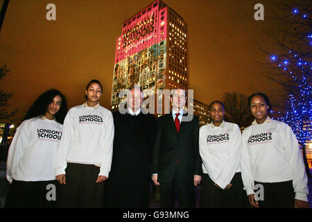 London`s Mayor Ken Livingstone (centre left) and Schools Minister Andrew Adonis (centre right) are pictured with pupils from St Martin in the Fields School.Lambeth as they stand in front of a projection celebrating the academic achievements of London`s Schools as it shines on the Shell Building on London`s South Bank, Thursday 19 January 2006. London schools have continued to be ahead of the national average in 2005 with 55.2 % of pupils gaining 5 or more A*-C GCSE grades compared to an England average of 54.7%. PRESS ASSOCIATION Photo. Photo credit should read: Geoff Caddick/PA Stock Photo